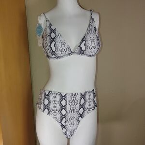 NEW DOHAOOE Swimsuit Size Medium